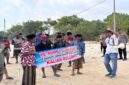Massa nelayan sedang melintas di pesisir Desa Masaran, Kecamatan Banyuates, Kabupaten Sampang, Jawa Timur, pada Selasa (18/8/2026).