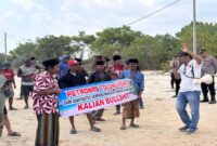 Massa nelayan sedang melintas di pesisir Desa Masaran, Kecamatan Banyuates, Kabupaten Sampang, Jawa Timur, pada Selasa (18/8/2026).