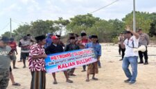 Massa nelayan sedang melintas di pesisir Desa Masaran, Kecamatan Banyuates, Kabupaten Sampang, Jawa Timur, pada Selasa (18/8/2026).