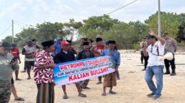 Massa nelayan sedang melintas di pesisir Desa Masaran, Kecamatan Banyuates, Kabupaten Sampang, Jawa Timur, pada Selasa (18/8/2026).