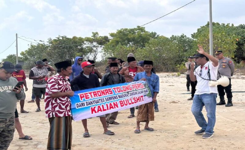 Massa nelayan sedang melintas di pesisir Desa Masaran, Kecamatan Banyuates, Kabupaten Sampang, Jawa Timur, pada Selasa (18/8/2026).
