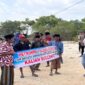 Massa nelayan sedang melintas di pesisir Desa Masaran, Kecamatan Banyuates, Kabupaten Sampang, Jawa Timur, pada Selasa (18/8/2026).