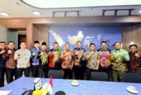 Bupati Sumenep Achmad Fauzi Wongsojudo bersama Direktur Jenderal Perhubungan Laut (tengah pakai kaca mata).