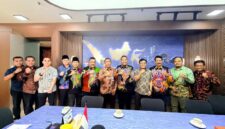 Bupati Sumenep Achmad Fauzi Wongsojudo bersama Direktur Jenderal Perhubungan Laut (tengah pakai kaca mata).