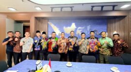 Bupati Sumenep Achmad Fauzi Wongsojudo bersama Direktur Jenderal Perhubungan Laut (tengah pakai kaca mata).