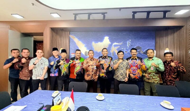Bupati Sumenep Achmad Fauzi Wongsojudo bersama Direktur Jenderal Perhubungan Laut (tengah pakai kaca mata).