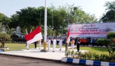 Pasukan pengibar bendera dari Paskibraka berhasil mengibarkan bendera merah putih di Upacara HUT Kemerdekaan ke 81 RI, di Pendopo Trunojoyo, Sampang, Senin (17/8/2026)