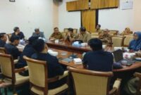 Audiensi di ruang rapat DPRD Sampang di pimpin Ketua Komisi IV Mahfud, hadir pula DKR, RSMZ, BPJS