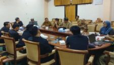 Audiensi di ruang rapat DPRD Sampang di pimpin Ketua Komisi IV Mahfud, hadir pula DKR, RSMZ, BPJS