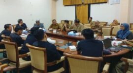 Audiensi di ruang rapat DPRD Sampang di pimpin Ketua Komisi IV Mahfud, hadir pula DKR, RSMZ, BPJS