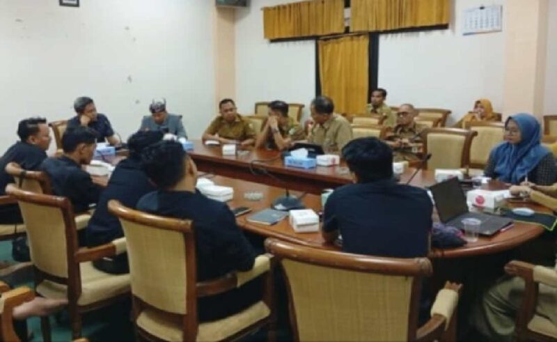 Audiensi di ruang rapat DPRD Sampang di pimpin Ketua Komisi IV Mahfud, hadir pula DKR, RSMZ, BPJS