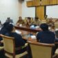 Audiensi di ruang rapat DPRD Sampang di pimpin Ketua Komisi IV Mahfud, hadir pula DKR, RSMZ, BPJS