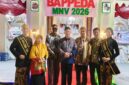 Dr. Ir. Arif Firmanto, M.T., didampingi pejabat dilingkungan Bappeda Sumenep saat sesi foto di depan stan Bappeda 