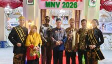 Dr. Ir. Arif Firmanto, M.T., didampingi pejabat dilingkungan Bappeda Sumenep saat sesi foto di depan stan Bappeda 