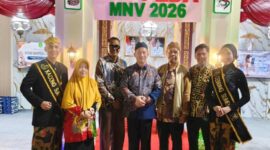 Dr. Ir. Arif Firmanto, M.T., didampingi pejabat dilingkungan Bappeda Sumenep saat sesi foto di depan stan Bappeda 