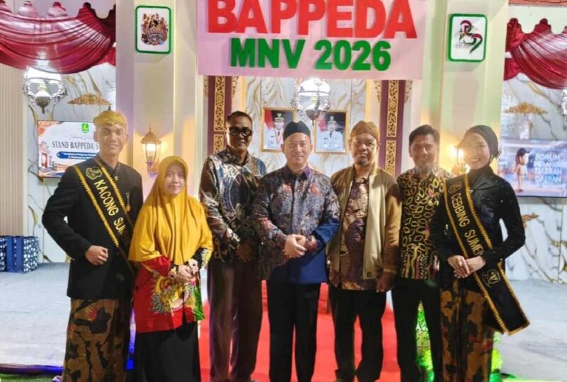 Dr. Ir. Arif Firmanto, M.T., didampingi pejabat dilingkungan Bappeda Sumenep saat sesi foto di depan stan Bappeda 