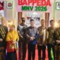 Dr. Ir. Arif Firmanto, M.T., didampingi pejabat dilingkungan Bappeda Sumenep saat sesi foto di depan stan Bappeda 