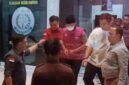 Tersangka MF (baju rompi bermasker) keluar dari gedung Kejari Sampang dan digelandang ke mobil tahanan, pada Kamis (27/8/2026) malam