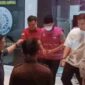 Tersangka MF (baju rompi bermasker) keluar dari gedung Kejari Sampang dan digelandang ke mobil tahanan, pada Kamis (27/8/2026) malam