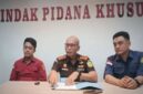 Kepala Kejaksaan Negeri Sampang Mochammad Iqbal saat mengumumkan penetapan 3 tersangka kasus korupsi proyek SMP 2024