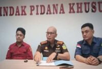 Kepala Kejaksaan Negeri Sampang Mochammad Iqbal saat mengumumkan penetapan 3 tersangka kasus korupsi proyek SMP 2024