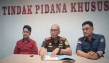 Kepala Kejaksaan Negeri Sampang Mochammad Iqbal saat mengumumkan penetapan 3 tersangka kasus korupsi proyek SMP 2024