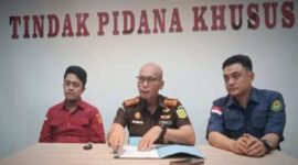 Kepala Kejaksaan Negeri Sampang Mochammad Iqbal saat mengumumkan penetapan 3 tersangka kasus korupsi proyek SMP 2024