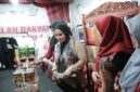 Tampak Nia Kurnia Fauzi (Tengah) saat mengunjungi salah satu stan yang berpartisipasi dalam event Madura Night Vaganza 2026.