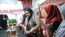 Tampak Nia Kurnia Fauzi (Tengah) saat mengunjungi salah satu stan yang berpartisipasi dalam event Madura Night Vaganza 2026.
