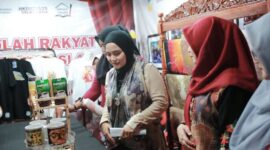 Tampak Nia Kurnia Fauzi (Tengah) saat mengunjungi salah satu stan yang berpartisipasi dalam event Madura Night Vaganza 2026.