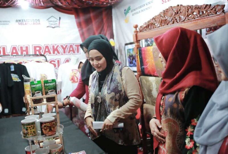 Tampak Nia Kurnia Fauzi (Tengah) saat mengunjungi salah satu stan yang berpartisipasi dalam event Madura Night Vaganza 2026.