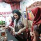 Tampak Nia Kurnia Fauzi (Tengah) saat mengunjungi salah satu stan yang berpartisipasi dalam event Madura Night Vaganza 2026.