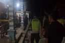 Korban tergeletak bersimbah darah di teras rumah usai di bacok menantunya, di Dusun Tlageh, Desa Mambulu Barat, Kecamatan Tambelangan, Kabupaten Sampang, pada Minggu (20/9/2026) Foto: Dok. Humas Polres Sampang