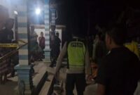Korban tergeletak bersimbah darah di teras rumah usai di bacok menantunya, di Dusun Tlageh, Desa Mambulu Barat, Kecamatan Tambelangan, Kabupaten Sampang, pada Minggu (20/9/2026) Foto: Dok. Humas Polres Sampang
