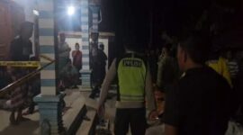 Korban tergeletak bersimbah darah di teras rumah usai di bacok menantunya, di Dusun Tlageh, Desa Mambulu Barat, Kecamatan Tambelangan, Kabupaten Sampang, pada Minggu (20/9/2026) Foto: Dok. Humas Polres Sampang