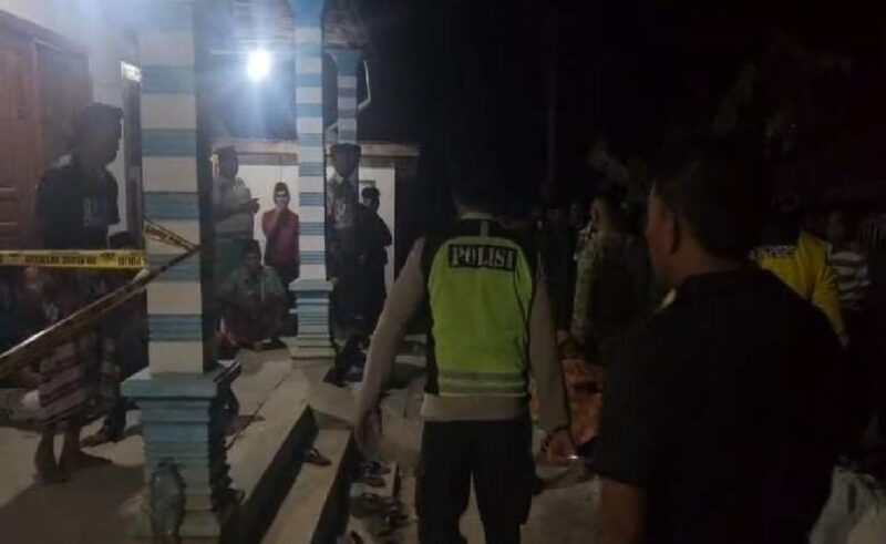 Korban tergeletak bersimbah darah di teras rumah usai di bacok menantunya, di Dusun Tlageh, Desa Mambulu Barat, Kecamatan Tambelangan, Kabupaten Sampang, pada Minggu (20/9/2026) Foto: Dok. Humas Polres Sampang