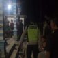 Korban tergeletak bersimbah darah di teras rumah usai di bacok menantunya, di Dusun Tlageh, Desa Mambulu Barat, Kecamatan Tambelangan, Kabupaten Sampang, pada Minggu (20/9/2026) Foto: Dok. Humas Polres Sampang