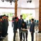 Salah satu pejabat yang dilantik saat penandatanganan yang dilakukan oleh Wakil Bupati Sumenep. 
