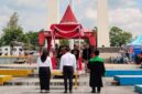 Dua orang perwakilan PPPK Paruh Waktu saat di sumpah pada penyerahan SK di Alun-alun Trunojoyo, Sampang, setahun yang lalu. Foto: Istimewa.