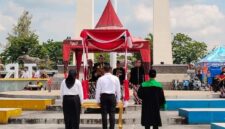 Dua orang perwakilan PPPK Paruh Waktu saat di sumpah pada penyerahan SK di Alun-alun Trunojoyo, Sampang, setahun yang lalu. Foto: Istimewa.