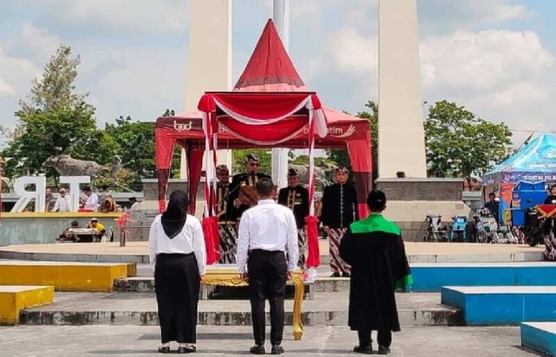 Dua orang perwakilan PPPK Paruh Waktu saat di sumpah pada penyerahan SK di Alun-alun Trunojoyo, Sampang, setahun yang lalu. Foto: Istimewa.