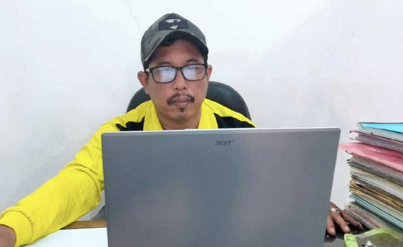 Kabid Pasar Diskopindag Kabupaten Sampang, Ach. Subairi saat di wawancara di ruang kerjanya, Jumat (4/9/2026)