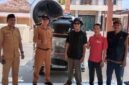Lembaga Pengembangan Masyarakat Sapudi (LPMS) bersama Pemerintah Kecamatan Gayam, sesaat sebelum mendistribusikan bantuan tandon air dari HCML.