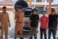 Lembaga Pengembangan Masyarakat Sapudi (LPMS) bersama Pemerintah Kecamatan Gayam, sesaat sebelum mendistribusikan bantuan tandon air dari HCML.