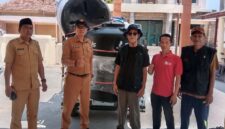 Lembaga Pengembangan Masyarakat Sapudi (LPMS) bersama Pemerintah Kecamatan Gayam, sesaat sebelum mendistribusikan bantuan tandon air dari HCML.