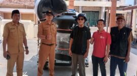 Lembaga Pengembangan Masyarakat Sapudi (LPMS) bersama Pemerintah Kecamatan Gayam, sesaat sebelum mendistribusikan bantuan tandon air dari HCML.