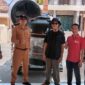 Lembaga Pengembangan Masyarakat Sapudi (LPMS) bersama Pemerintah Kecamatan Gayam, sesaat sebelum mendistribusikan bantuan tandon air dari HCML.