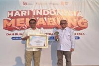 Direktur Utama BPRS Bhakti Sumekar Sumenep, Hairil Fajar (kanan) sesaat setelah menerima penghargaan KEJAR OJK.