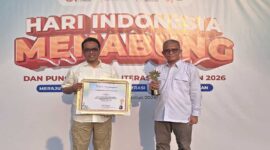 Direktur Utama BPRS Bhakti Sumekar Sumenep, Hairil Fajar (kanan) sesaat setelah menerima penghargaan KEJAR OJK.