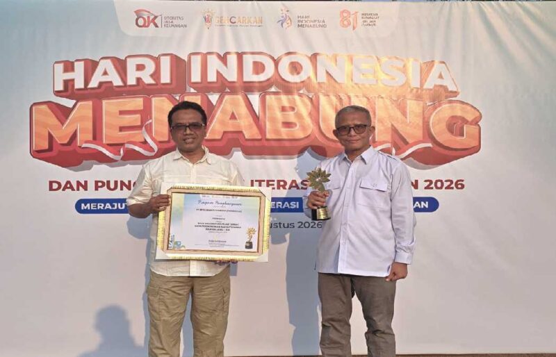 Direktur Utama BPRS Bhakti Sumekar Sumenep, Hairil Fajar (kanan) sesaat setelah menerima penghargaan KEJAR OJK.